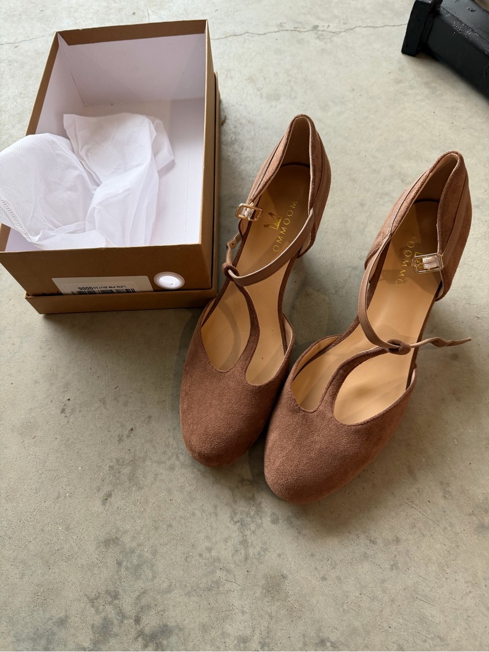 New with box Moomoo brown velvet ankle strap kitten heel